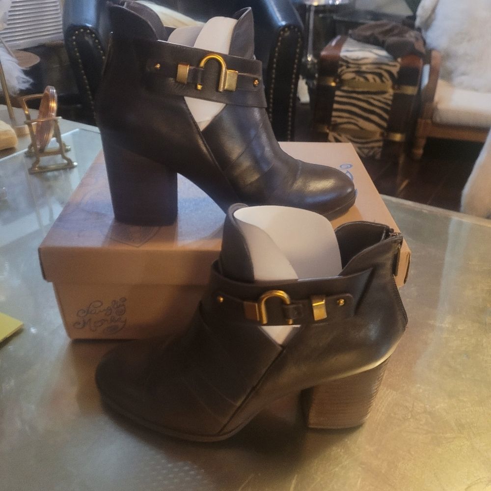ISOLA BROWN LEATHER Gold Ankle Embellishments Gently Used Size 8M
